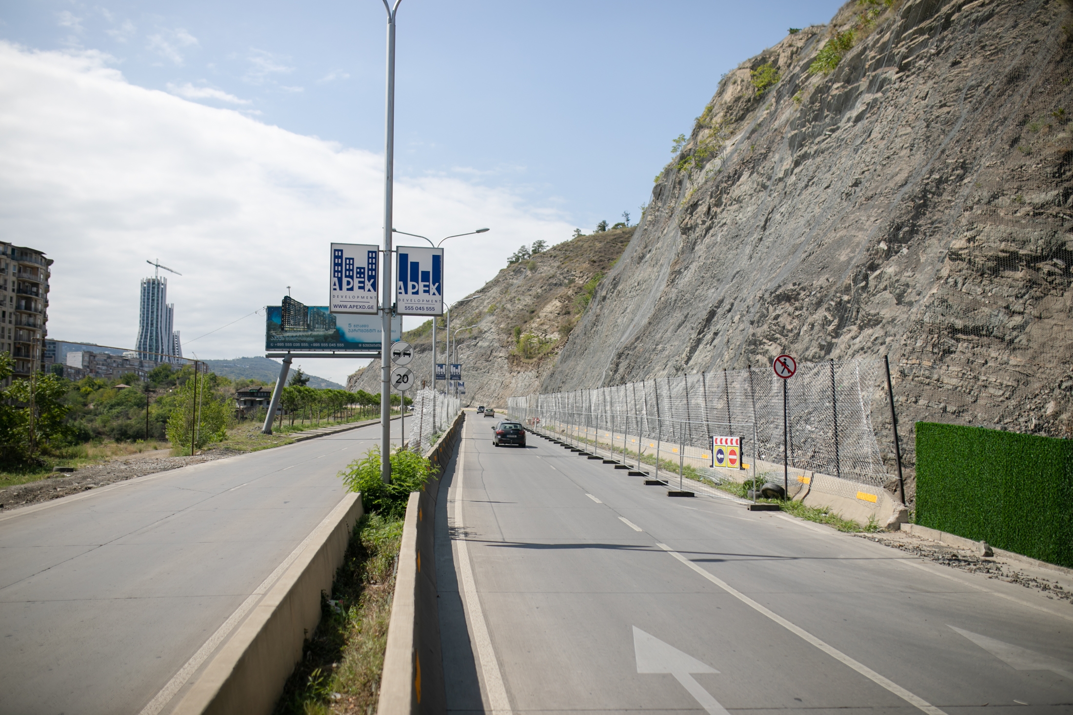 თბილისში, ჭაბუა ამირეჯიბის გზატკეცილზე არსებულ კლდოვან ფერდობზე, ქვათაცვენის საწინააღმდეგო ბადე ეწყობა