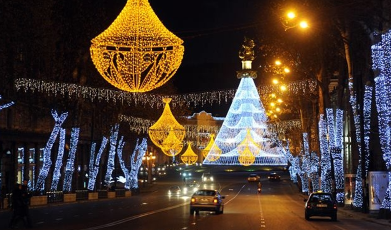 „თბილისი-ევროპული ქალაქი“ – ამ სლოგანით დედაქალაქში ქვეყნის მთავარი ნაძვის ხე 15 დეკემბერს აინთება, „საახალწლო სოფელი“ კი 16 დეკემბრიდან გაიხსნება