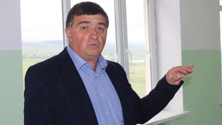 ახალქალაქის სოფელ ლომატურცხის სომხურენოვანი საჯარო სკოლის დირექტორის, ოგანეს შორაღიანის განცხადებით, არაქართულენოვან საჯარო სკოლებში ბილინგვური განათლების დანერგვა სამომავლოდ კარგ შედეგს გამოიღებს