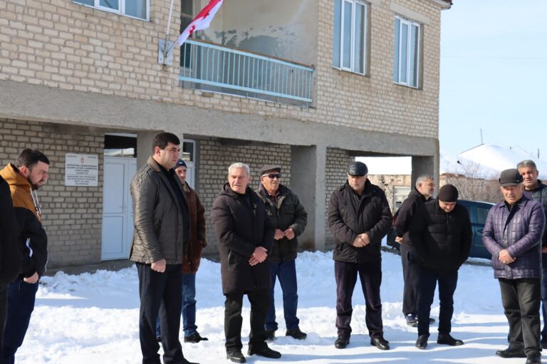 ახალქალაქის მუნიციპალიტეტის მერი მელქონ მაკარიანი სოფელ ხანდოში მოსახლეობას შეხვდა