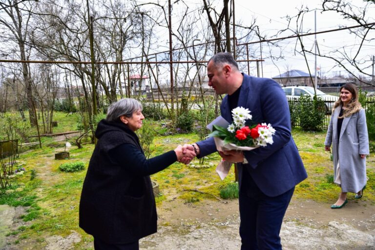 ლანჩხუთში, საქართველოს ტერიტორიული მთლიანობისათვის ბრძოლებში დაღუპულთა დედებს დედის დღე მიულოცეს