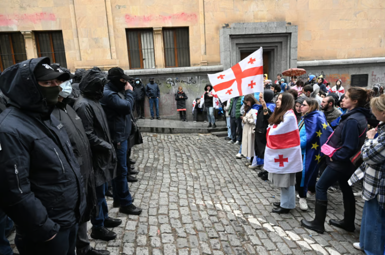 POLITICO: აშშ საქართველოს მოქალაქეებისთვის სავიზო რეჟიმის ლიბერალიზაციის, „ჯანსაღი შეღავათიანი სავაჭრო რეჟიმის“ და სამხედრო მხარდაჭერის პაკეტს განიხილავს, თუ საქართველოს მთავრობა უარს იტყვის ანტიდასავლურ რიტორიკასა და ქმედებებზე