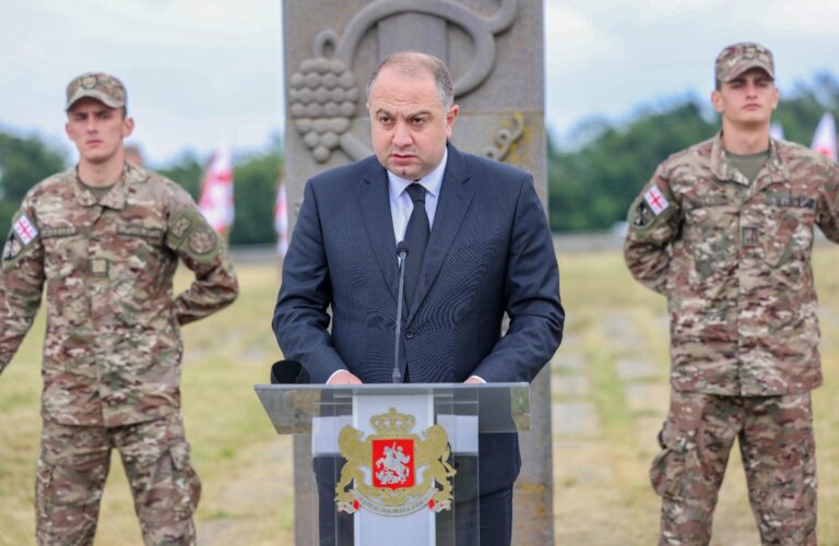 თავდაცვის მინისტრმა სერჟანტებს პროფესიული დღე დიდგორის მემორიალთან მიულოცა