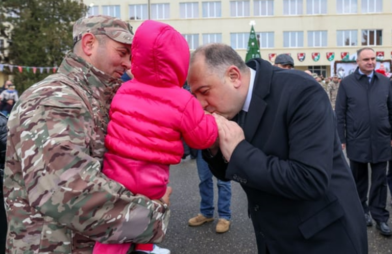 თავდაცვის მინისტრმა პირველი ქვეითი ბრიგადის პირად შემადგენლობას ქვედანაყოფის დაარსების დღე მიულოცა