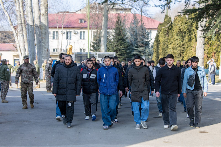 ეროვნულ სამხედრო სამსახურში საკუთარი სურვილით დარეგისტრირებულმა წვევამდელებმა გორის სამხედრო ჰოსპიტალში სამედიცინო შემოწმება გაიარეს