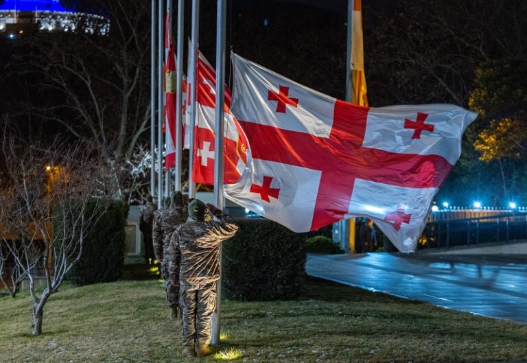 თავდაცვის უწყების შენობებსა და სამხედრო ქვედანაყოფებში სახელმწიფო დროშები დაეშვა