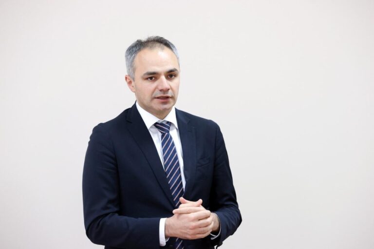 საქართველოს განათლების მინისტრი მე-12 კლასელებს სკოლის დამთავრებას ულოცავს