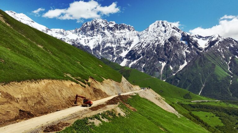 ზემო და ქვემო სვანეთის დამაკავშირებელი (ზუგდიდი-ჯვარი-მესტია-ლასდილის) საავტომობილო გზის რეაბილიტაცია გრძელდება