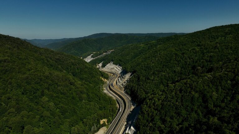 რიკოთის 4-ზოლიანი ჩქაროსნული გზის დარჩენილ 4 კმ-იან მონაკვეთზე 2 ზოლის მშენებლობა დასრულდა და ავტოტრანსპორტის მოძრაობა გაიხსნა