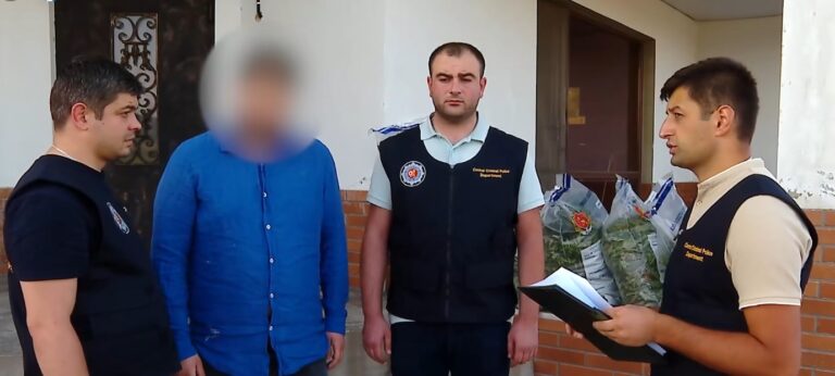 ბაზალეთის ტბის მიმდებარე ტერიტორიაზე, ნაქირავებ სახლში, „კანაფის“ უკანონო კულტივირების ფაქტზე ახალგაზრდა მამაკაცი დააკავეს