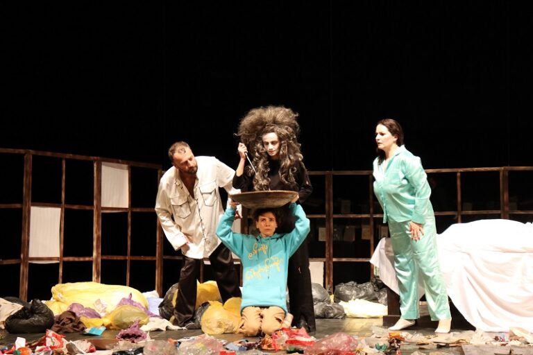 ვანის სახალხო თეატრმა ლადო მესხიშვილის დრამატული თეატრის სცენაზე სპექტაკლი „კაცია ადამიანი?!“ წარადგინა