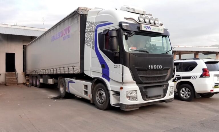 პოლიციამ საქართველოში სომხეთიდან შემოსული სატვირთო ავტომობილიდან, აგურის იმიტაციის პლასტმასის 600 კონტეინერში ფარულად მოთავსებული 85 მილიონი ლარის ღირებულების 298 კილოგრამი „ჰეროინი“ ამოიღო