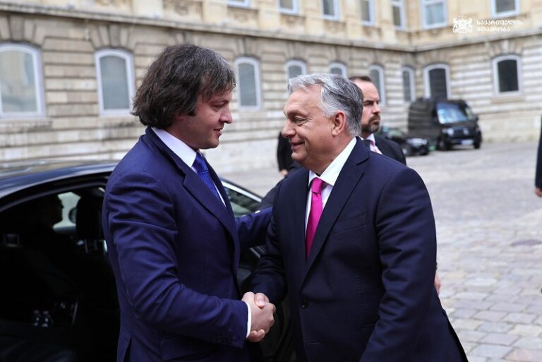 ვიქტორ ორბანი ირაკლი კობახიძეს – ყველას შურს საქართველოსი – 7 %-იანი ეკონომიკური ზრდა, კლებადი სახელმწიფო ბიუჯეტის დეფიციტი, კლებადი სახელმწიფო ვალი, ასეთი შედეგების მქონე პრემიერ-მინისტრთან შეხვედრა ჩვენთვის დიდი პატივია