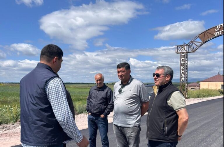 ახალქალაქის მუნიციპალიტეტის სოფელ კორხში ასფალტის საფარი იგება