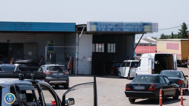 მარნეულში, გაუმართავ სატრანსპორტო საშუალებაზე ყალბი ტექინსპექტირების საბუთის გაცემისა და მოქალაქისაგან 100 ლარის მიღების გამო, ორი პირი დააკავეს