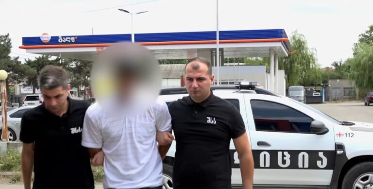 [ვიდეო] გორის სოფელ ხელთუბანში მოქალაქეები პოლიციელებს ცივი იარაღით დაესხნენ თავს