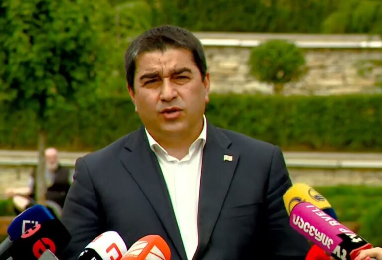 შალვა პაპუაშვილი სალომე ზურაბიშვილზე: გაუვიდა ყველანაირი ვადა და რომელიღაც კომედიური ფილმის პერსონაჟივით, მიტაცებული აქვს პრეზიდენტის შტანდარტი