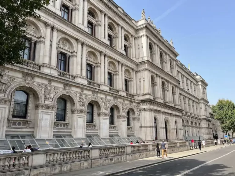 საქართველოს საელჩოს საქმეთა დროებითი რწმუნებული დიდი ბრიტანეთის საგარეო საქმეთა სამინისტროში „ქართული ოცნების“ მხრიდან „დიდი ბრიტანეთის და საერთაშორისო პარტნიორების მიმართ წამოწყებული ცრუ ბრალდებების და საჯარო თავდასხმების სერიის გამო“ დაიბარეს