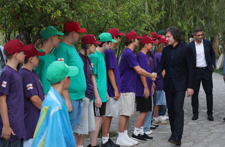 ირაკლი კობახიძე საზაფხულო ბანაკში უკრაინელ მოსწავლეებს შეხვდა