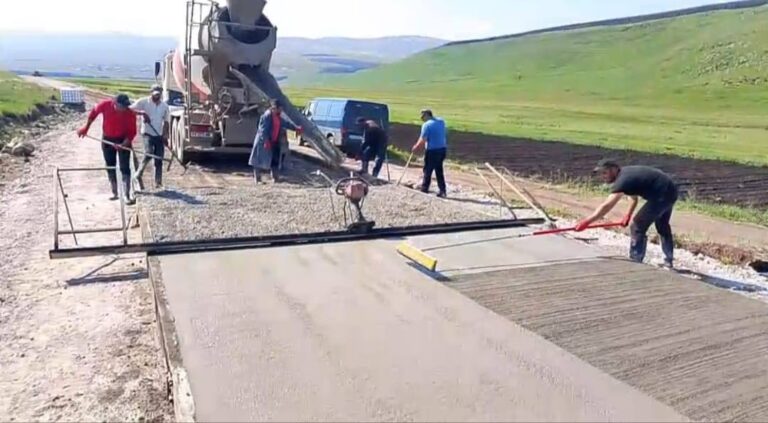 ახალქალაქის მუნიციპალიტეტის სოფლების – ხავეთი, დავნია, ერინჯა-მიასნიკიანის დამაკავშირებელ გზაზე ბეტონი იგება