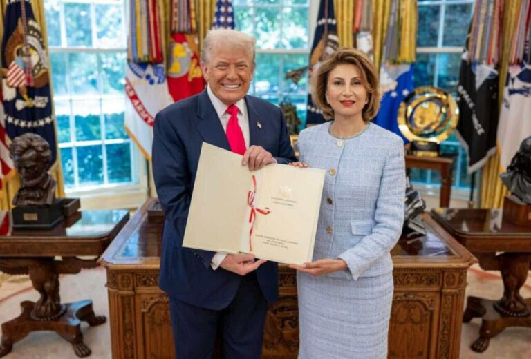 საქართველოს ელჩმა აშშ-ში, თამარ ტალიაშვილმა პრეზიდენტ დონალდ ტრამპს თეთრ სახლში რწმუნებათა სიგელები გადასცა