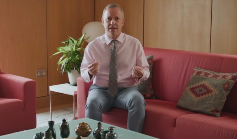 [ვიდეო] დიდი ბრიტანეთის ელჩი საქართველოში: გაერთიანებული სამეფოს მთავრობა ჟურნალისტების დაკავებას, თვითნებურ დაპატიმრებასა და სხვა კრიტიკოსების მიმართ მზარდ რეპრესიას მიიჩნევს, როგორც საქართველოში დემოკრატიის ჩამოშლის მტკიცებულებას