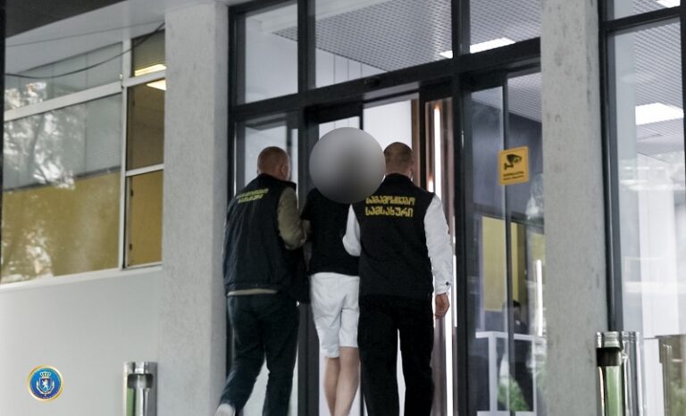 სახელმწიფოს კუთვნილი დიდი ოდენობით თანხის მოტყუებით დაუფლების ფაქტზე ორგანიზებული ჯგუფის თორმეტი წევრი დააკავეს