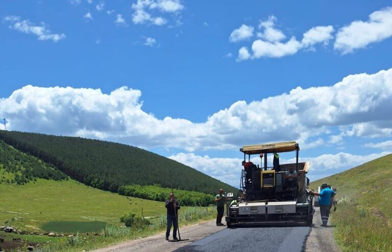ახალქალაქის მუნიციპალიტეტის სოფლებში – კოჩიოსა და ბარალეთში ასფალტის საფარი იგება