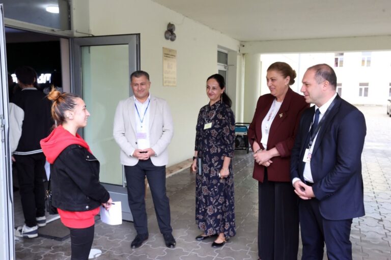 განათლების მინისტრი საგამოცდო პროცესს გორის მე-3 საჯარო სკოლაში გაეცნო