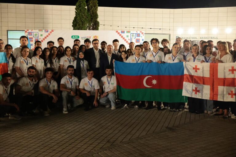 გივი მიქანაძე, აზერბაიჯანის ახალგაზრდობისა და სპორტის მინისტრთან ერთად, ქალაქ გუბაში, საზაფხულო ბანაკის მონაწილე ქართველ და აზერბაიჯანელ სტუდენტებს შეხვდა