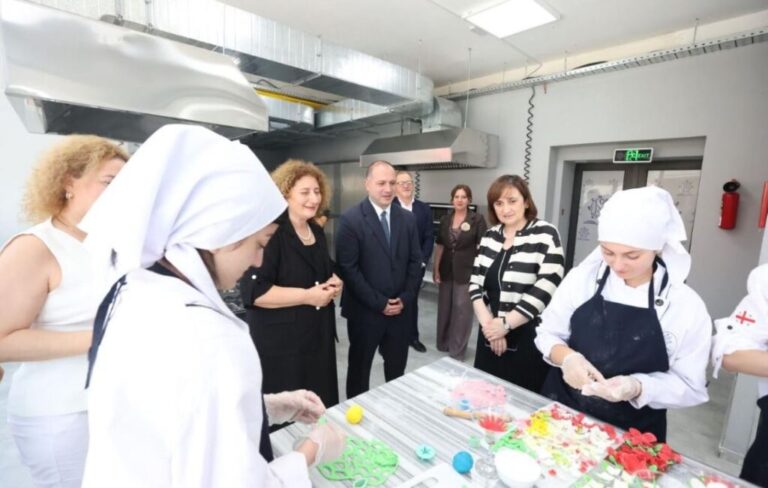 გივი მიქანაძემ ქობულეთში კოლეჯის ახალი სასწავლო კორპუსი გახსნა