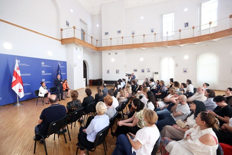 განათლების მინისტრმა მასწავლებელთა პროფესიული განვითარების ეროვნული ცენტრის თანამშრომლებს ახალი ხელმძღვანელი წარუდგინა