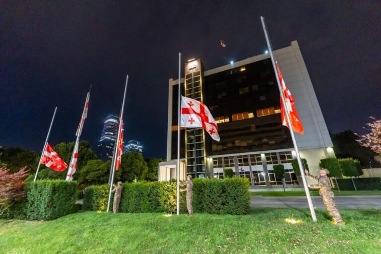 თავდაცვის სამინისტროში და თავდაცვის ძალების სამხედრო ბაზებზე სახელმწიფო დროშები დაეშვა