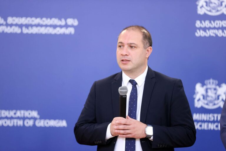 გივი მიქანაძე ახალგაზრდებს ეროვნული გამოცდების წარმატებით ჩაბარებას ულოცავს.