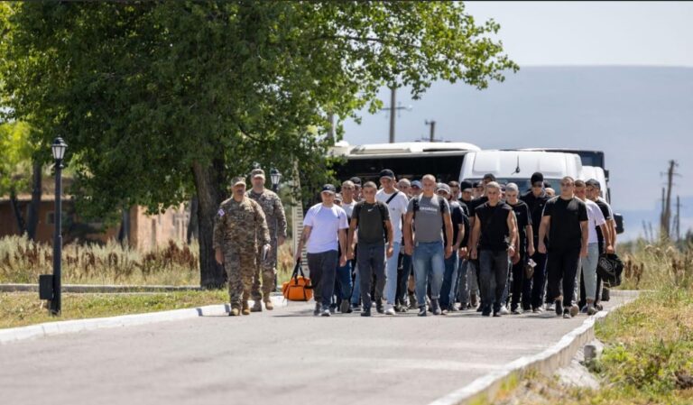 8-თვის ვადით გაწვეულმა და ნებაყოფლობით დარეგისტრირებულმა პირებმა საწყისი საბრძოლო მომზადების კურსი დაიწყეს