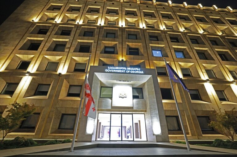 მთავრობის ადმინისტრაციის შენობაზე სახელმწიფო დროშა დაეშვა