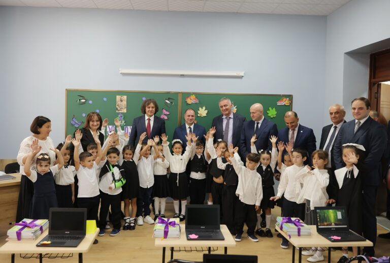 პრემიერ-მინისტრი ბათუმში განახლებულ N7 საჯარო სკოლაში იმყოფებოდა