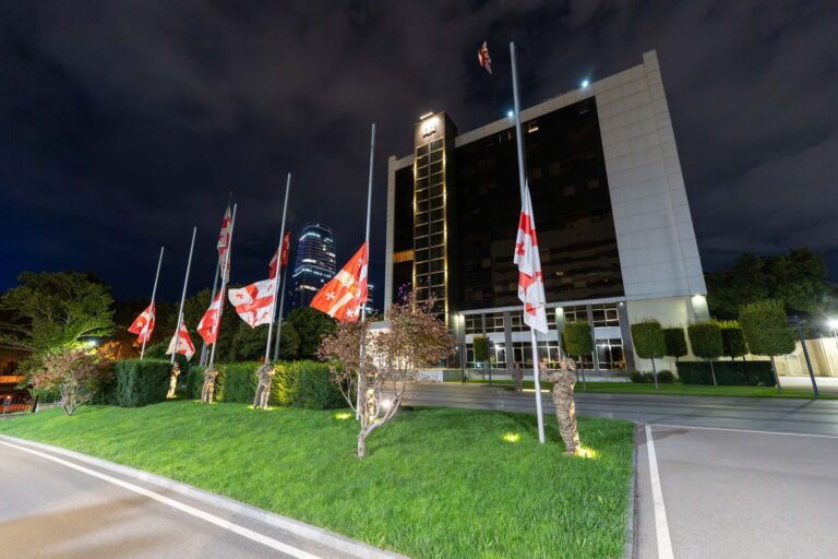 თავდაცვის სამინისტროს შენობაზე სახელმწიფო დროშა დაეშვა