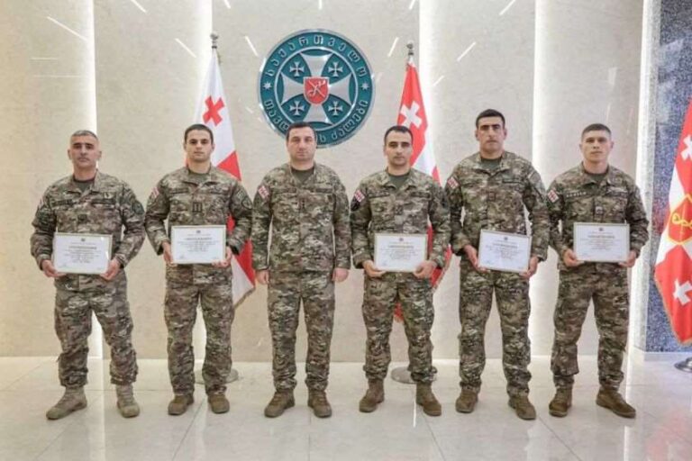საუკეთესო სამხედრო მოსამსახურეები სერტიფიკატებითა და სამკერდე ნიშნებით დააჯილდოვეს
