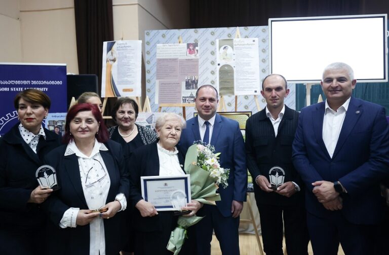 გივი მიქანაძემ გორის სკოლების ღვაწლმოსილი მასწავლებლები დააჯილდოვა