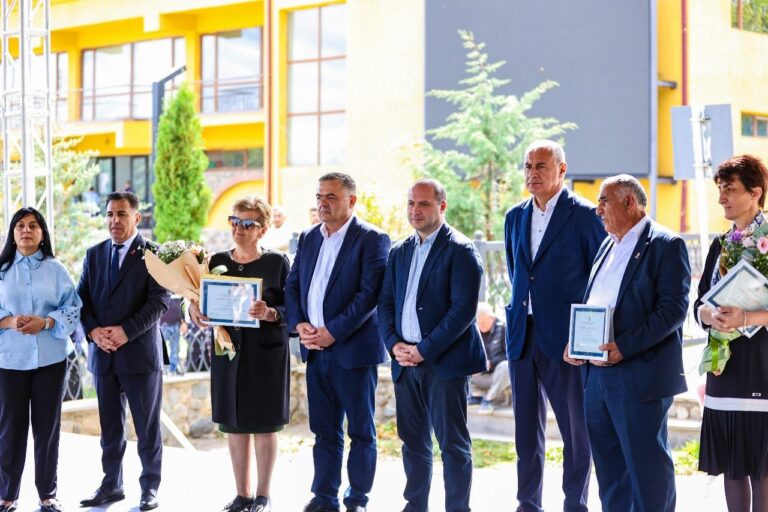 დმანისის მუნიციპალიტეტში ღვაწლმოსილი მასწავლებლები დააჯილდოვეს