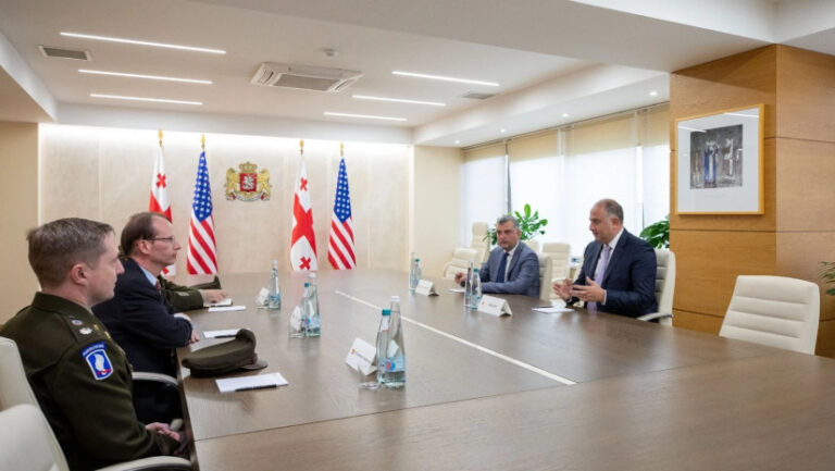 საქართველოს თავდაცვის მინისტრი აშშ-ის ელჩის მოვალეობის შემსრულებელს, ახალ ატაშესა და თავდაცვის სფეროში თანამშრომლობის ოფისის ახალ უფროსს შეხვდა