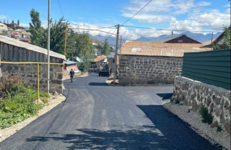 ახალქალაქის მუნიციპალიტეტის სოფლების – ბურნაშეთისა და აზავრეთის საგზაო მონაკვეთზე ასფალტის საფარი იგება