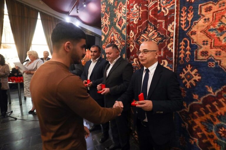 მარნეულის მუნიციპალიტეტში ღვაწლმოსილ პედაგოგებს სერტიფიკატები გადაეცათ, 47 ოქროსა და 19 ვერცხლის მედალოსანი მოსწავლე კი, დაჯილდოვდა