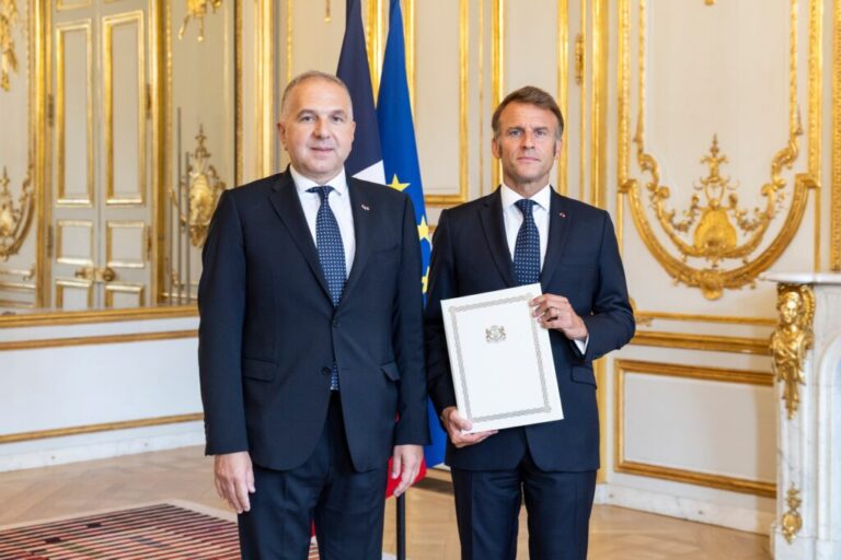 საქართველოს საგანგებო და სრულუფლებიანმა ელჩმა საფრანგეთის პრეზიდენტს რწმუნებათა სიგელები გადასცა