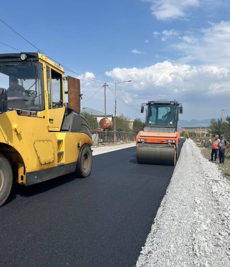ახალქალაქის მუნიციპალიტეტში სოფლების – აფნიისა და გოგაშენის დამაკავშირებელ გზაზე ასფალტის საფარი იგება