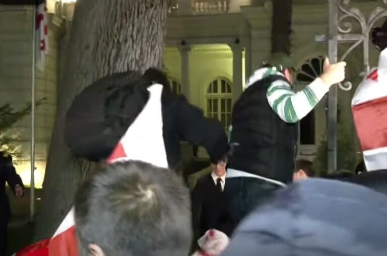 შსს: აქცია გასცდა კანონით დადგენილ ნორმებს, მოვუწოდებთ აქციის ყველა მონაწილეს, დაემორჩილონ პოლიციის კანონიერ მითითებებს, წინააღმდეგ შემთხვევაში გამოიყენებენ შესაბამის ღონისძიებებს