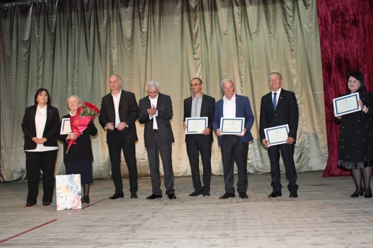 ნინოწმინდის მუნიციპალიტეტის ღვაწლმოსილი პედაგოგები მადლობის სიგელებით დააჯილდოვეს