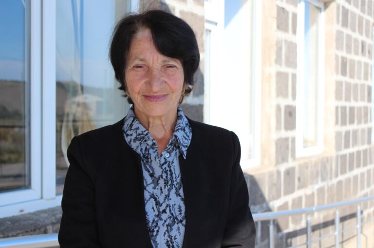 გომანის საჯარო სკოლის დირექტორი ჰაიასტან მოვსესიანი: 11-წლიანი სწავლების დანერგვა კარგი იქნებოდა იმ შემთხვევაში, თუკი სკოლაში ბავშვების შეყვანის ასაკი 6-დან 7 წლამდე გაიზრდებოდა და მე-12 კლასელების გასავლელი მასალებიც სხვა კლასებში გადანაწილდებოდა