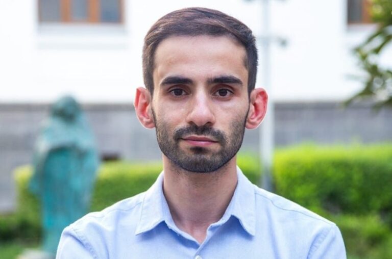 ნიკა სიმონიშვილი: 1-ელი ნოემბრიდან „ქართული ოცნების“ მორიგი „კეთილშობილური“ კანონი შედის ძალაში. ეს ცვლილებები საჯარო სექტორში დასაქმებული პირებისთვის პარალელური დასაქმების შესაძლებლობას ზღუდავს